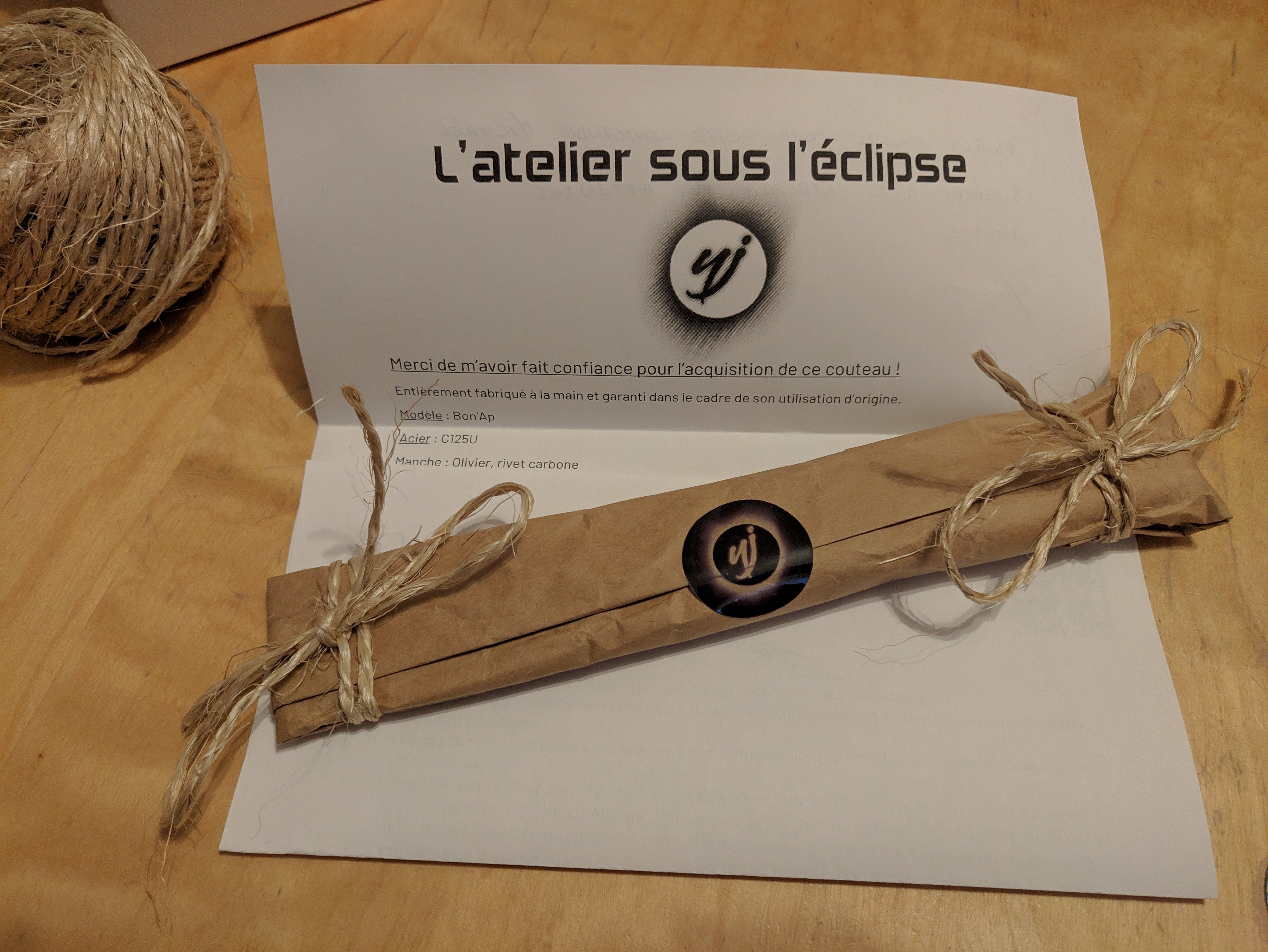 Emballage artisanal d’un couteau