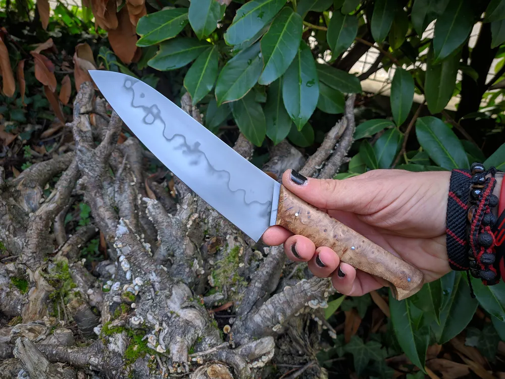 Couteau artisanal Grand Bonap lame hamon tenu en main – Atelier sous l’éclipse