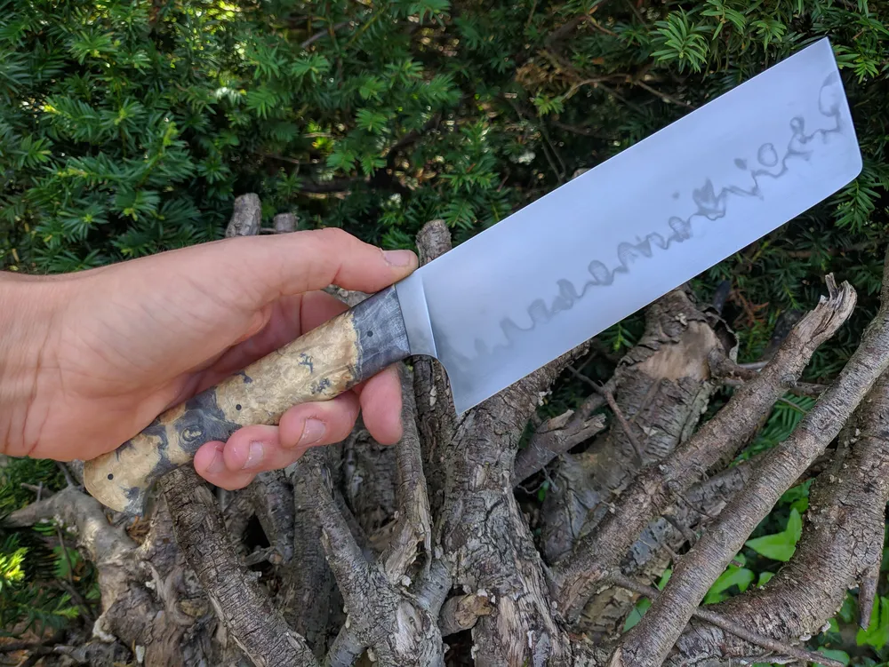 Couteau artisanal Nakiri lame hamon en main – Atelier sous l’éclipse