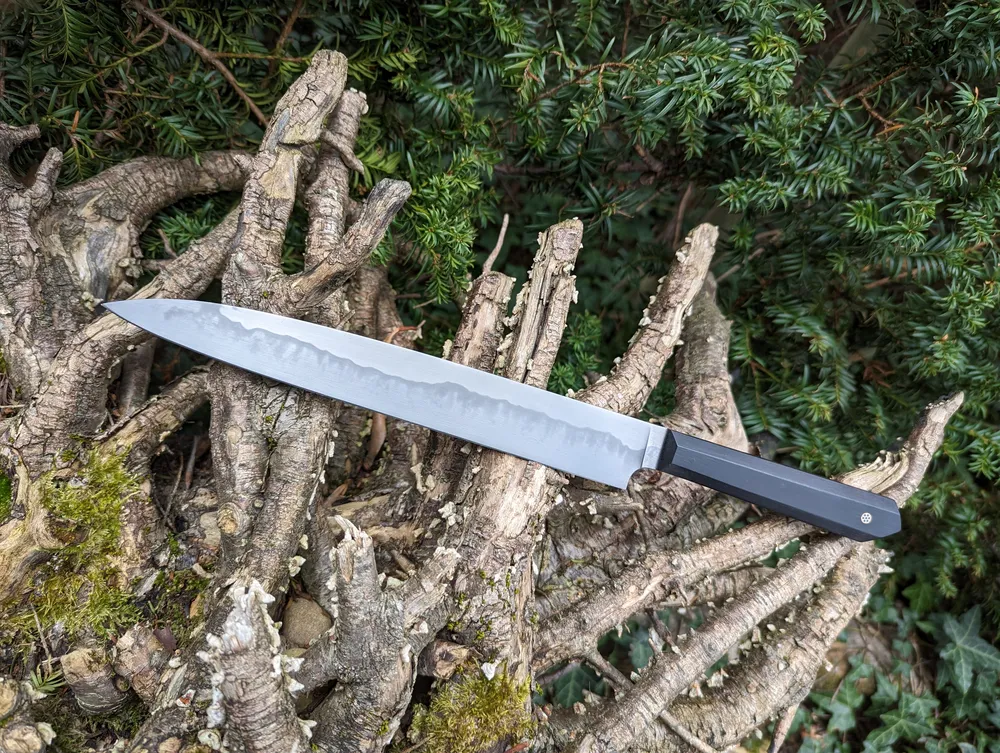 Couteau artisanal Sujihiki vue gauche – Atelier sous l’éclipse