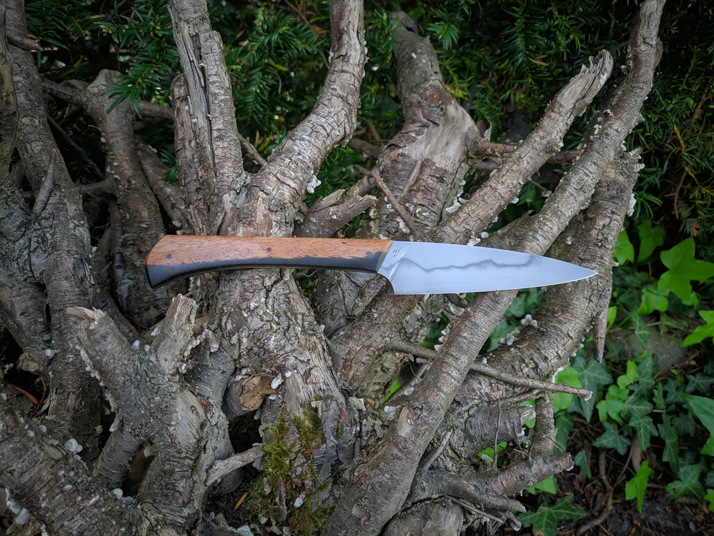 Couteau de table artisanal bicolore – Atelier sous l’éclipse