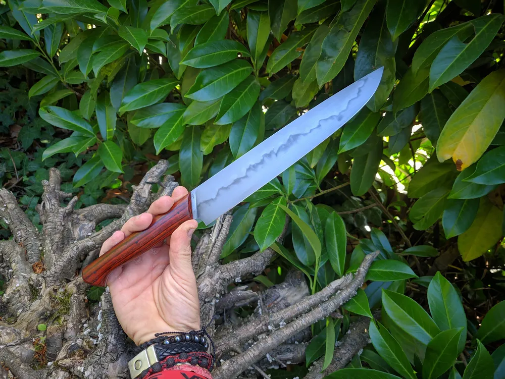 Trancheur artisanal cocobolo en main – Atelier sous l’éclipse