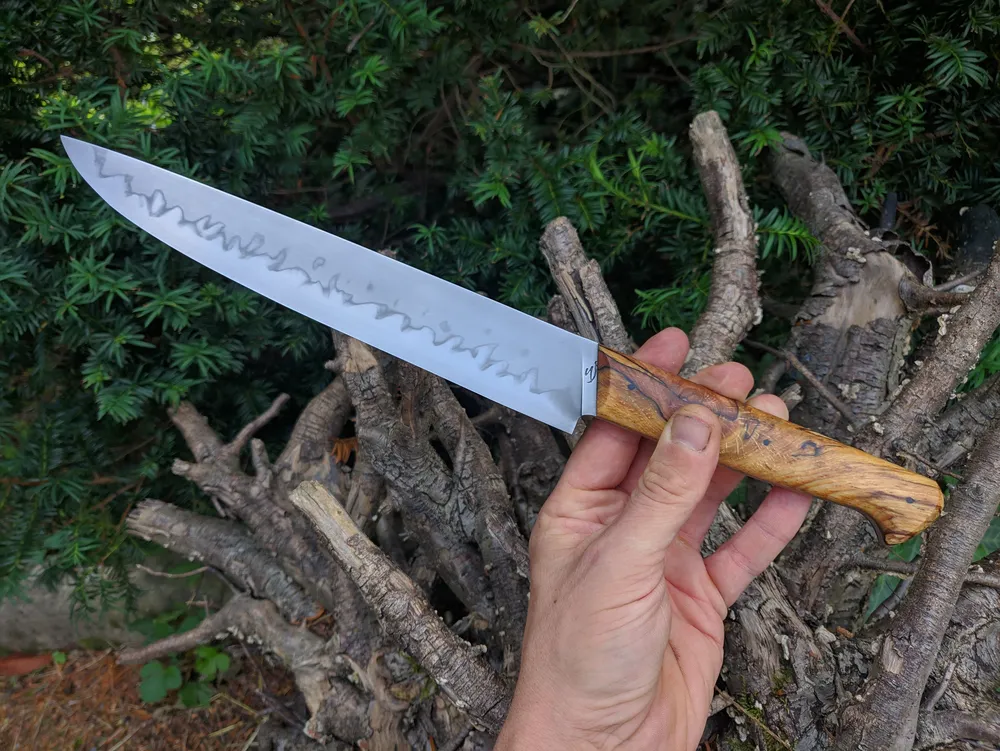 Trancheur artisanal hamon en main – Atelier sous l’éclipse