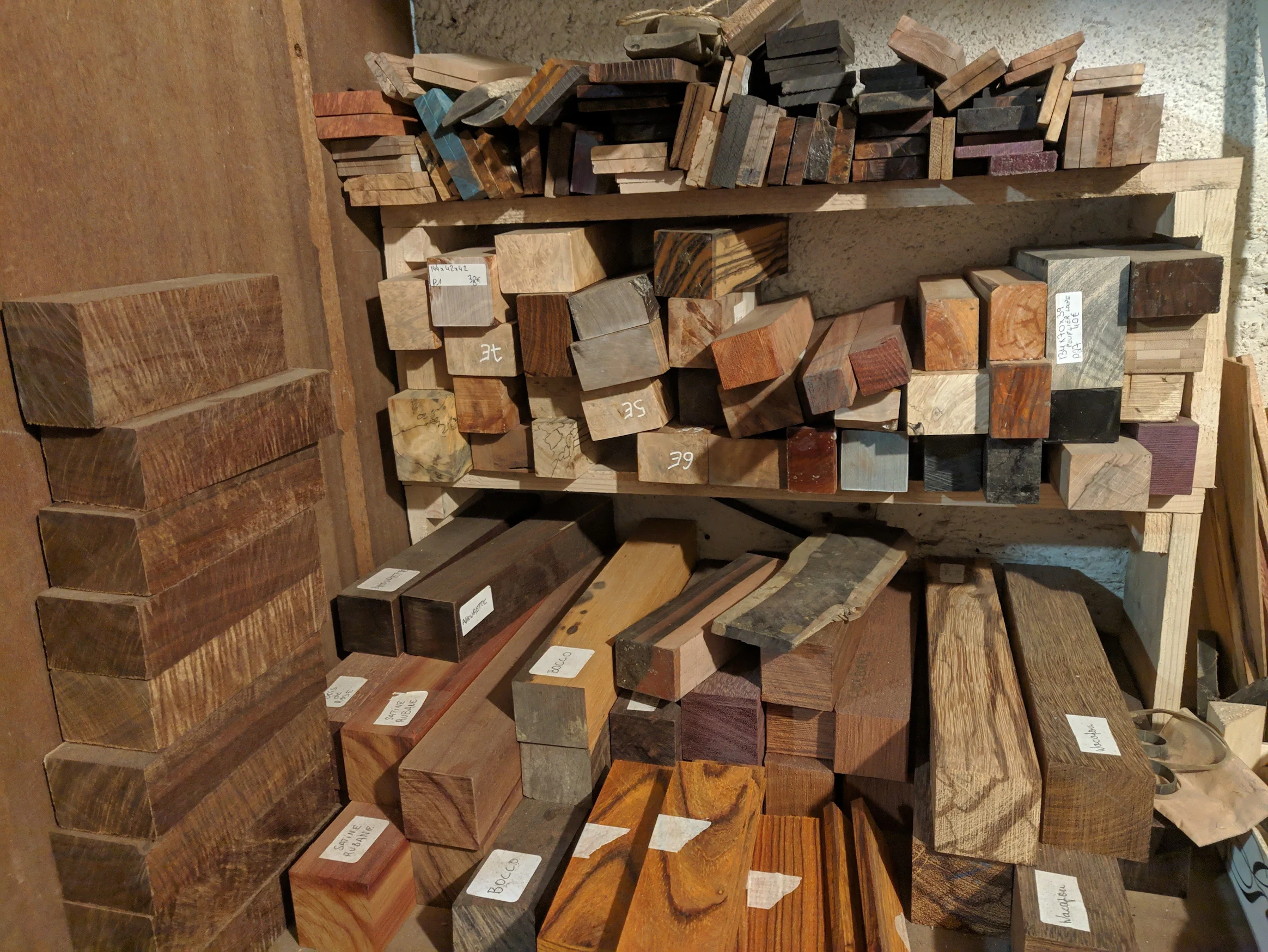 Échantillons de bois de l'atelier sous l'éclipse