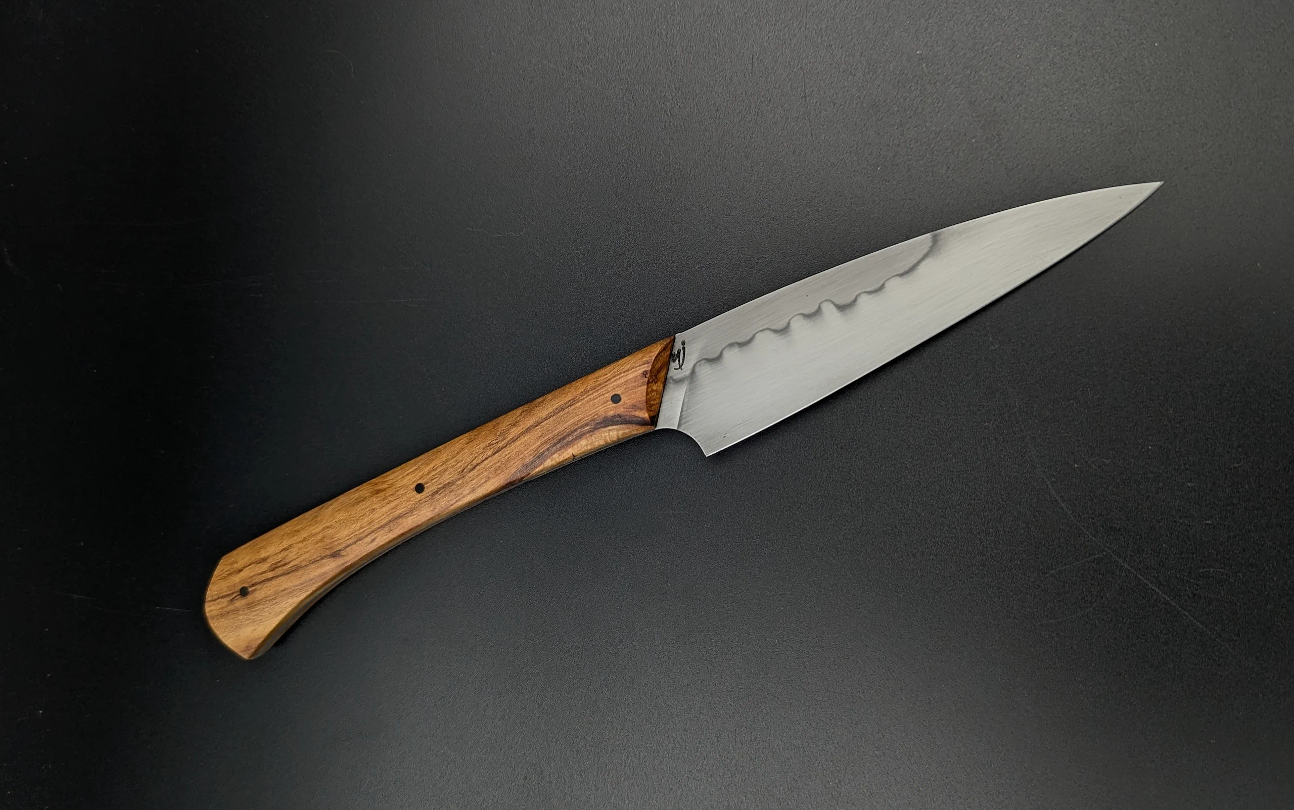 Détail poinçon YJ atelier sous l'éclipse sur lame artisanale