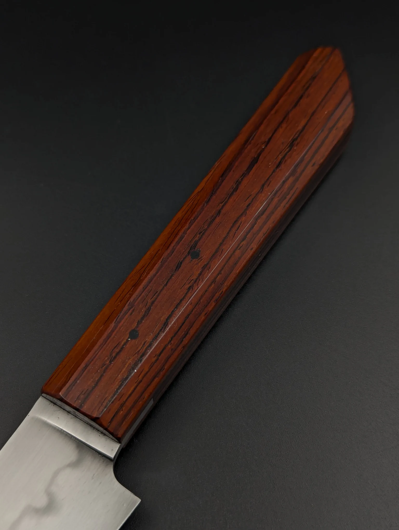 Manche de couteau artisanal en bois de Cocobolo avec finitions polies