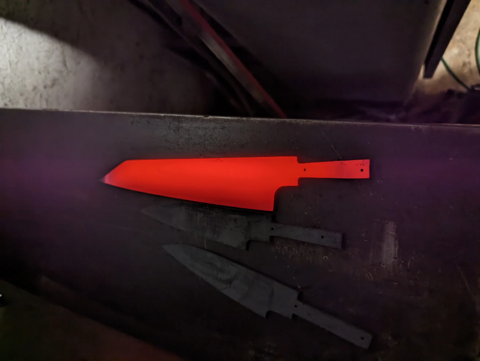 Photo de traitements thermiques de couteau à l'atelier sous l'éclipse